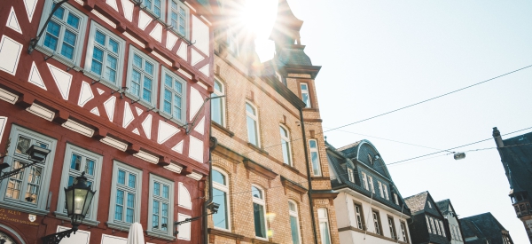 Marburg im Rampenlicht: Romantik und Filmflair auf den Spuren von Anke  Engelke und Bastian Pastewka 